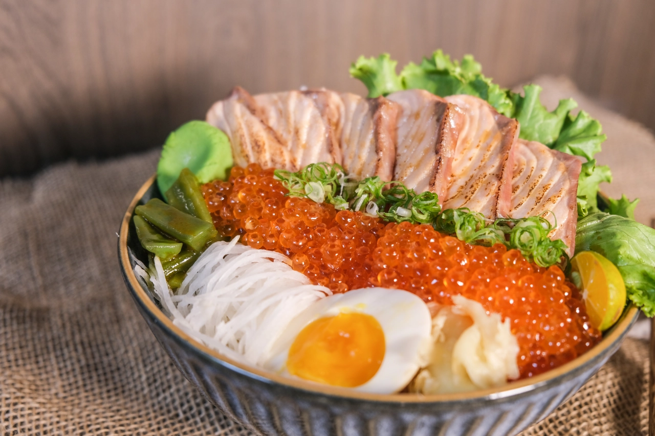 炙燒鮭魚親子丼飯,日本料理,丼飯